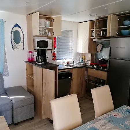 Julien: 3-bedroom Retreat With Shared Pool And Garden Holiday home *