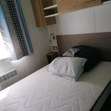 Julien: 3-bedroom Retreat With Shared Pool And Garden