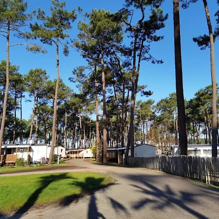 Julien: 3-bedroom Retreat With Shared Pool And Garden Holiday home